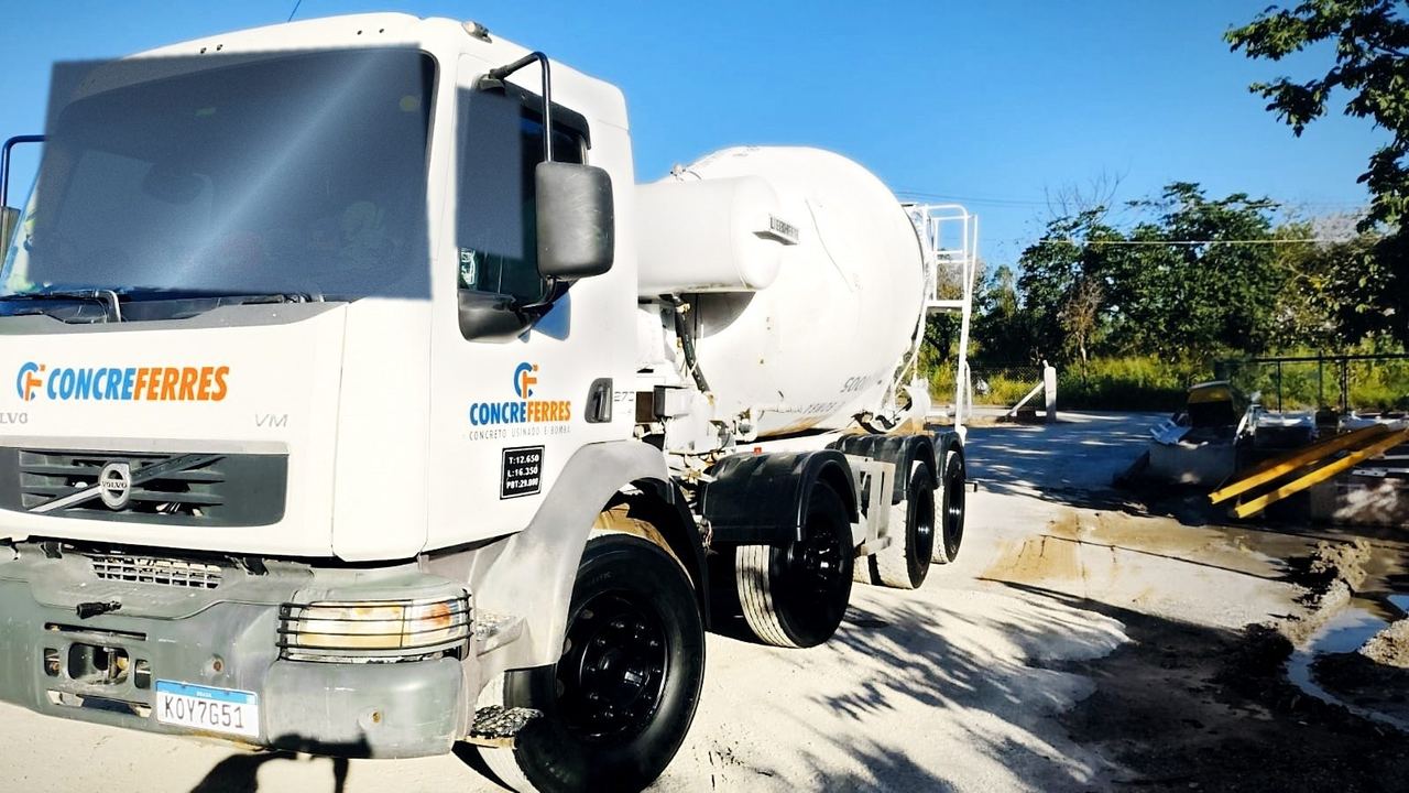 Caminhão betoneira Concreferres pronto para entrega